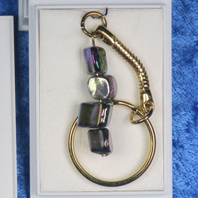 Avaimenperä simpukkahelmiä