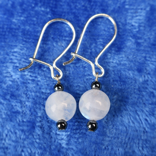 Korvakorut kuukivi 6-7mm ja pienet hematiitit.