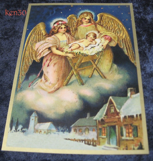 Joulukortti 2 enkeliä Jeesus-lapsen seimellä, kirkko taustalla. ken30