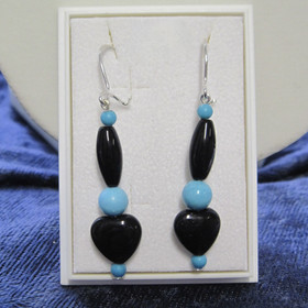 Korvakorut onyksisydän ja turkoosivärjätty magnesiitti, pitkät. onyx1