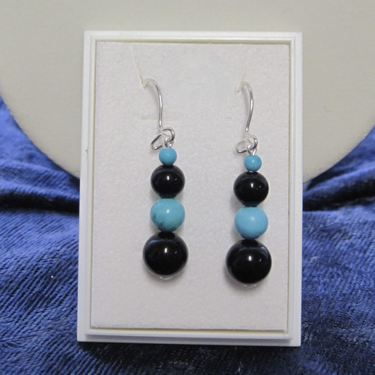 Korvakorut onyksi ja turkoosivärjätty magnesiitti, lumiukko 8663 Onyx2