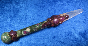 Chakrahoitosauva rubiinifuksiitti, 28 aitoa rubiinia,  30cm 495g suuri