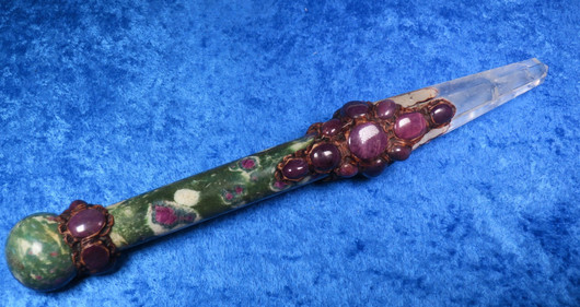 Chakrahoitosauva rubiinifuksiitti, 28 aitoa rubiinia,  30cm 495g suuri