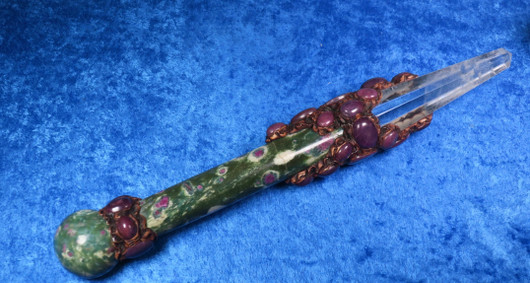 Chakrahoitosauva rubiinifuksiitti, 28 aitoa rubiinia,  30cm 495g suuri