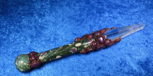 Chakrahoitosauva rubiinifuksiitti, 28 aitoa rubiinia,  30cm 495g suuri