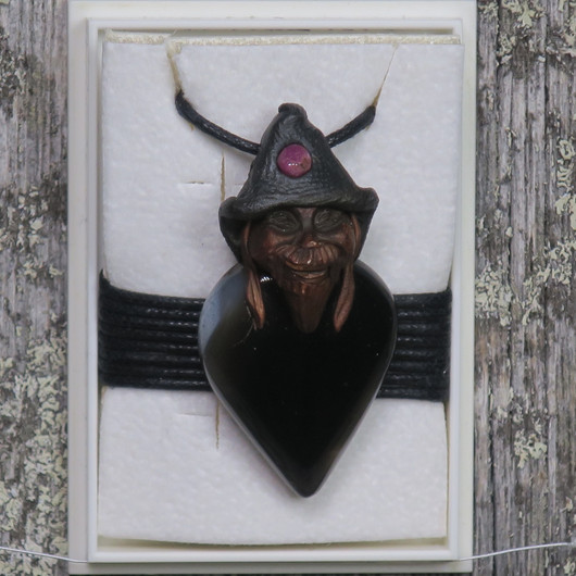 Riipus onyksi musta pisara piksihahmo rubiini hatussa pixi6