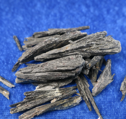 Kyaniitti musta kidesykerö raaka alle 1g Brasilia