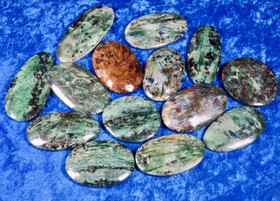 Fuksiitti taskukivi 13-23g nro 1-14. valitse valikosta