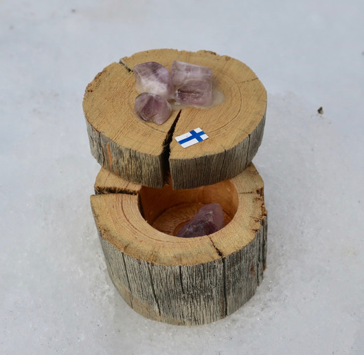 Kelohonkarasiassa ametisti ja monta ametistia rasian kannessa. Suomi