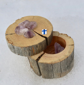 Kelohonkarasiassa ametisti ja monta ametistia rasian kannessa. Suomi