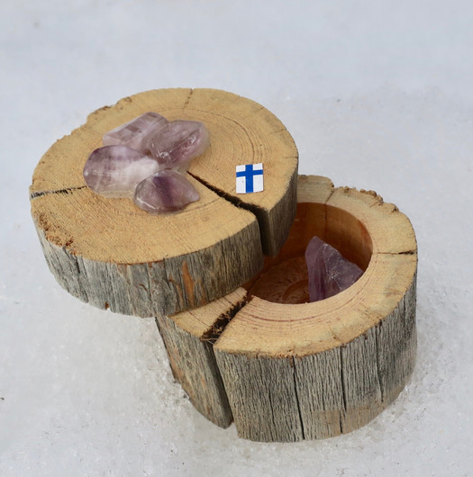 Kelohonkarasiassa ametisti ja monta ametistia rasian kannessa. Suomi