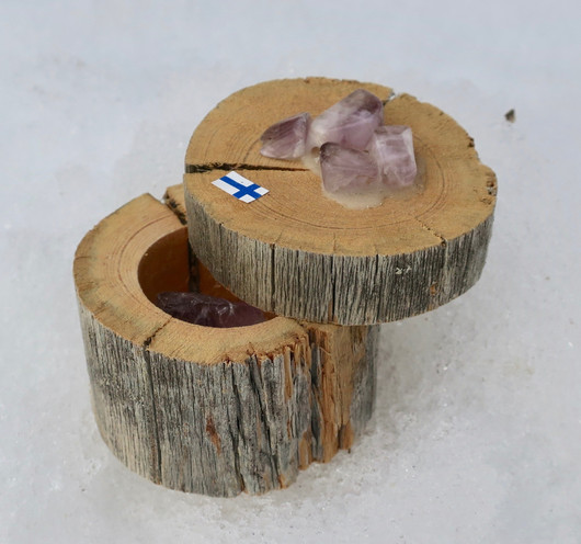 Kelohonkarasiassa ametisti ja monta ametistia rasian kannessa. Suomi