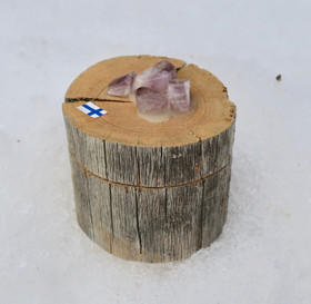 Kelohonkarasiassa ametisti ja monta ametistia rasian kannessa. Suomi