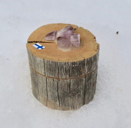 Kelohonkarasiassa ametisti ja monta ametistia rasian kannessa. Suomi