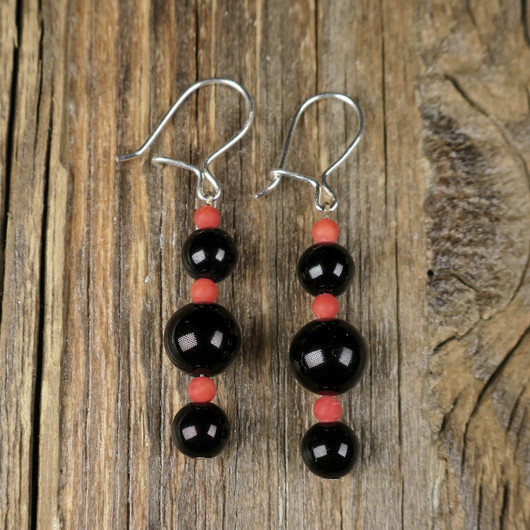 Korvakorut musta onyksi ja punaiset akaatit. Saara3a
