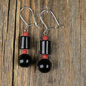 Korvakorut musta onyksi ja punaiset akaatit. Saara3b