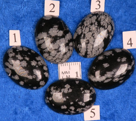 Kapussi lumihiutaleobsidiaani 18x25mm ovaali cabochon