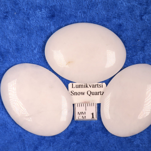 Kapussi lumikvartsi valkoinen 30x40mm ovaali cabochon