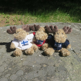 Pehmolelu hirvi 18cm villapaidassa Suomen lippu ja FINLAND