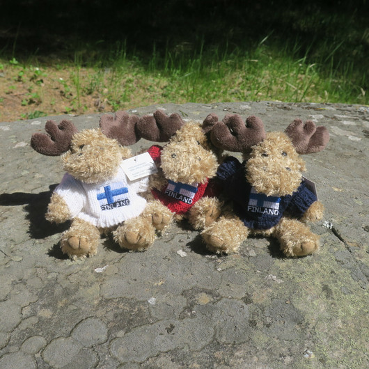 Pehmolelu hirvi 18cm villapaidassa Suomen lippu ja FINLAND
