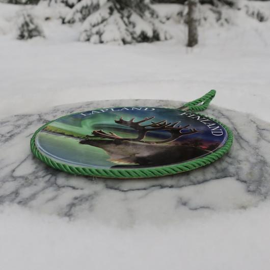 Pannunalusta revontulet ja poro, taustassa korkkipinta