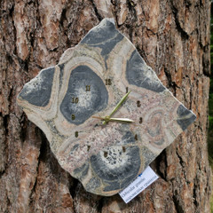 Seinäkello pallokivikello, iso kulmittain 32x33cm. Kuru, Suomi