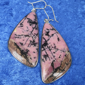 Hopeakorvakorut rodoniitti, kookkaat kolmikulmaiset ko6