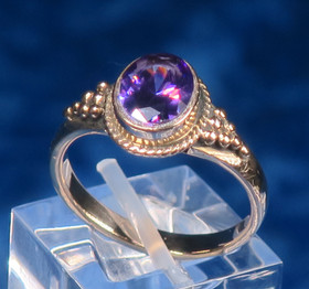 Pronssisormus tumman ametistin värinen zirkoni. Valitse koko valikosta