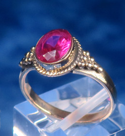 Pronssisormus tummanpunainen rubiinin värinen zirkoni. Koko 17,5mm