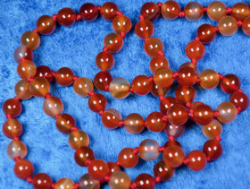 Helmet karneoli 8mm solmitut pitkät 160cm