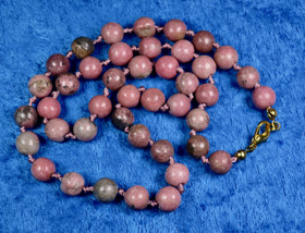 Helmet rodoniitti 45cm, solmitut, 8mm