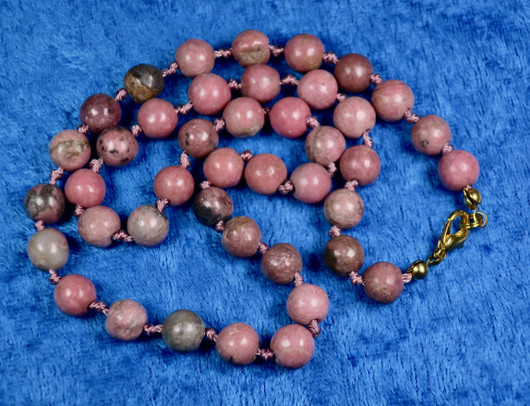 Helmet rodoniitti 45cm, solmitut, 8mm