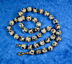 Helmet dalmatianjaspis 8mm solmitut 45cm 