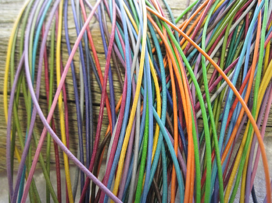 Riipusnauha nahkanauha 1,5mm pyöreä  1m väritoivomus lisätietoihin