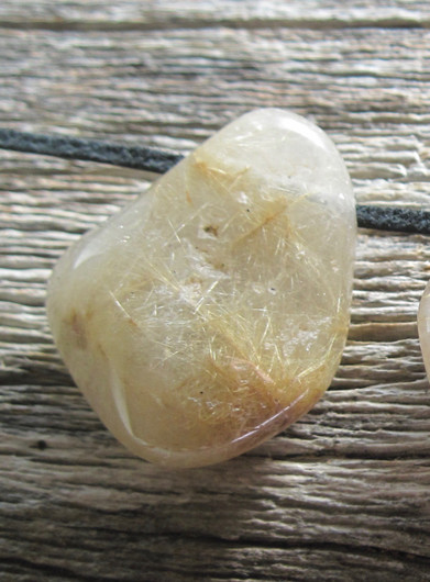 Riipus rutiilikvartsi, rumpuhiottu porattu A-laatu