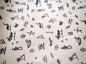 Lahjapaperi EKOpaperia shamaanirumpukuvioita leveys 57cm metrihinta