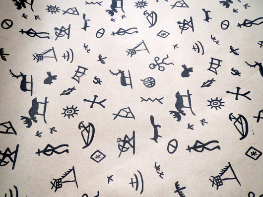Lahjapaperi EKOpaperia shamaanirumpukuvioita leveys 57cm metrihinta
