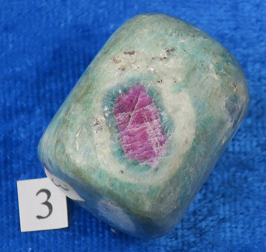 Rubiinifuksiitti rumpuhiottu keskim 25g koko n. 2,5x3cm. Valitse