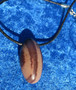Riipus Shiva lingam 32mm porattu, 40-45cm nahkanauhassa. Intia