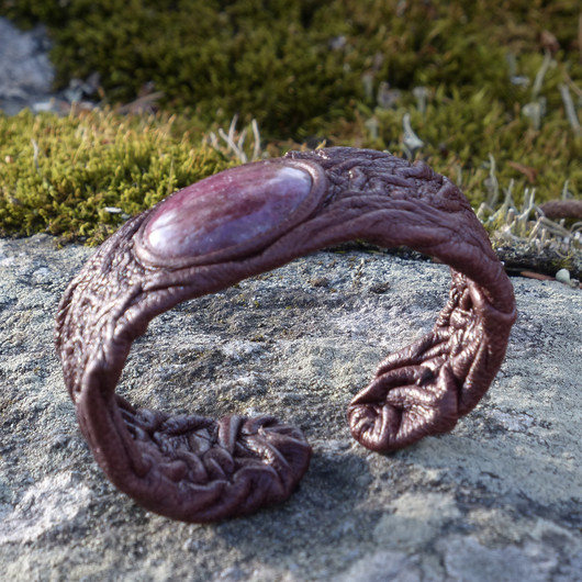 Nahkarannekoru thuliitti