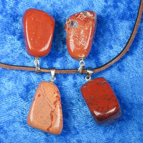 Riipus jaspis punainen rumpuhiottu