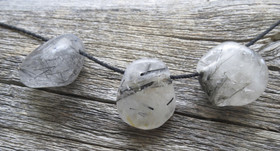 Riipus rutiilikvartsi rumpuhiottu, porattu