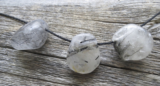 Riipus rutiilikvartsi rumpuhiottu, porattu