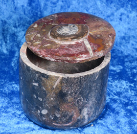 Fossiilirasia pyöreä, halkaisija 10,5cm, korkeus 8cm, irtokansi