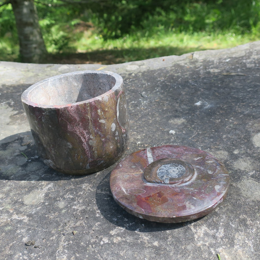 Fossiilirasia pyöreä, halkaisija 10,5cm, korkeus 8cm, irtokansi