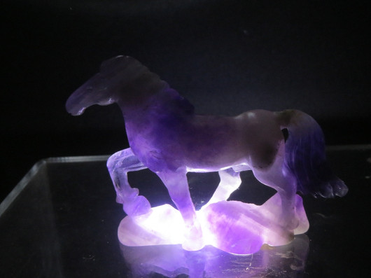 Veistos hevonen ametistikvartsia, korkeus 6cm, pituus 8cm