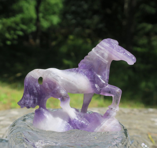 Veistos hevonen ametistikvartsia, korkeus 6cm, pituus 8cm