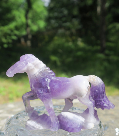 Veistos hevonen ametistikvartsia, korkeus 6cm, pituus 8cm