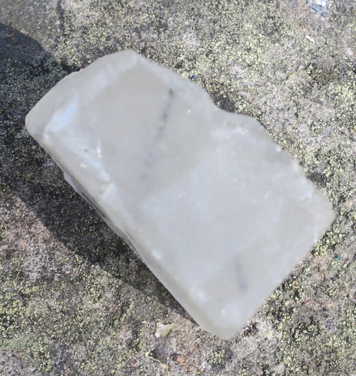 Rutiilikvartsi raakapala mustia turmaliinineulasia kvartsissa 53g 