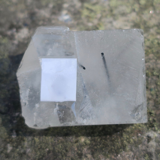 Rutiilikvartsi raakapala mustia turmaliinineulasia kvartsissa 53g 